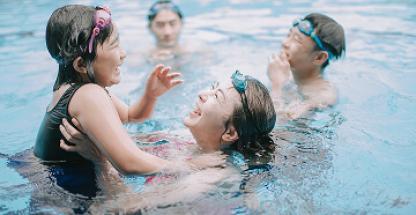 can i swim while wearing contact lenses
